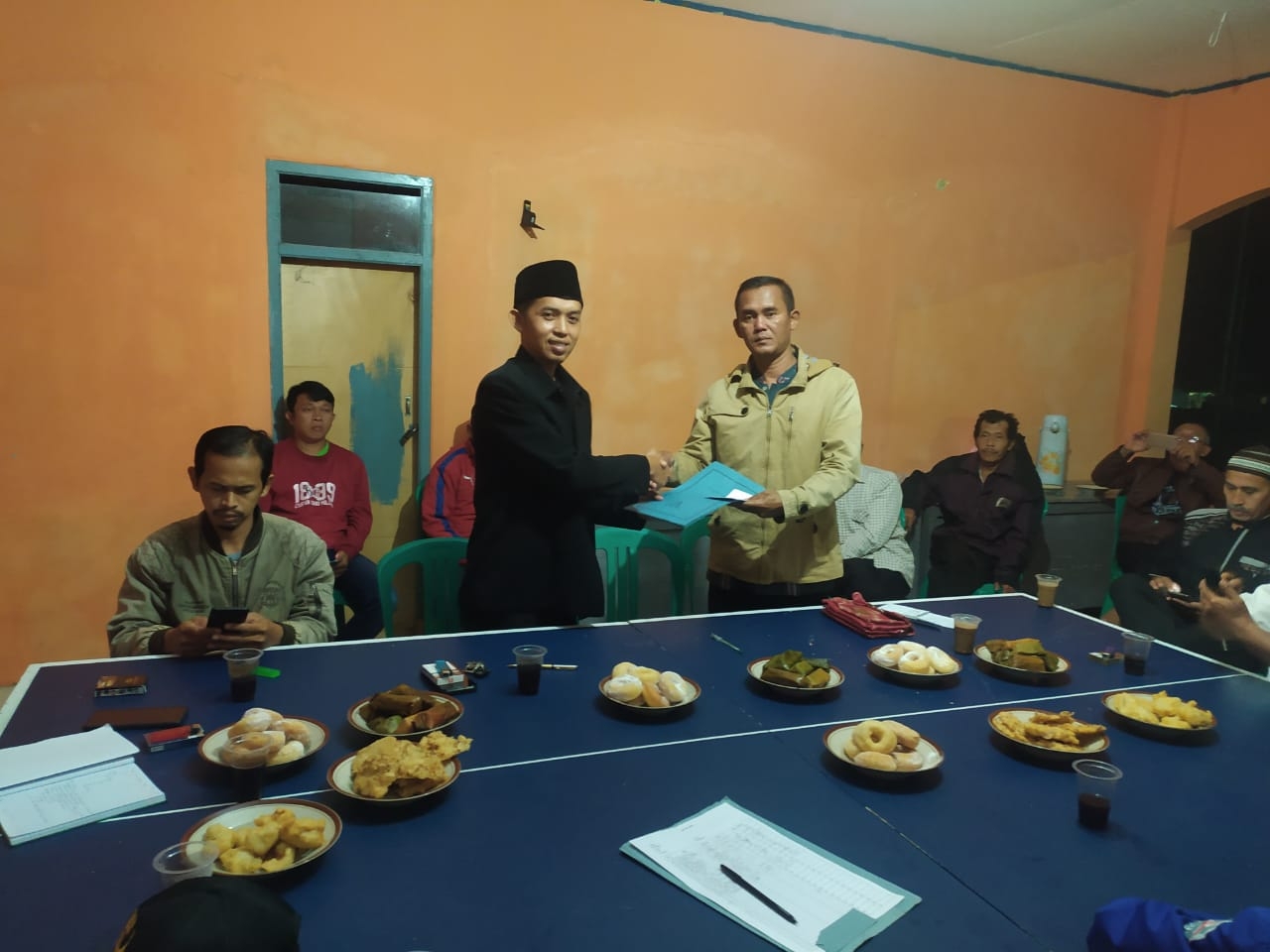 PEMDES KERTAYASA MENYERAHKAN HASIL PEKERJAAN KEPADA MASYARAKAT DUSUN MANIS