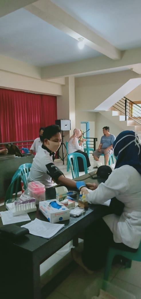 PERANGKAT DESA KERTAYASA MENDONORKAN DARAHNYA