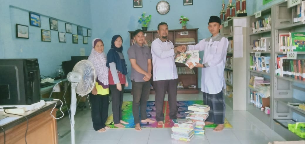 PERPUSDES INSAN CITA MENDAPATKAN TAMBAHAN BUKU DARI PEMDES KERTAYASA