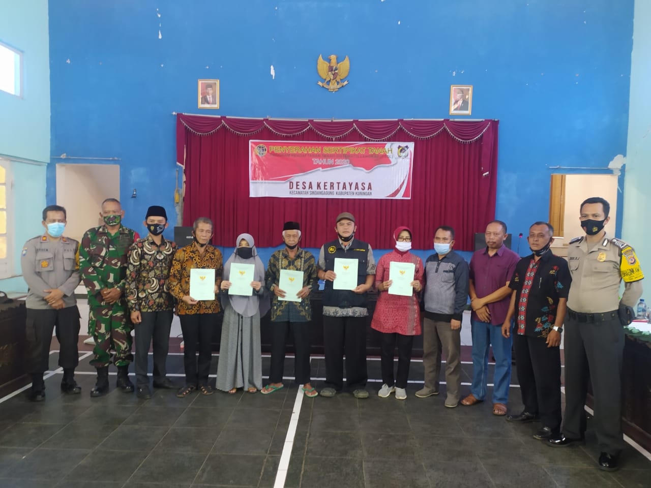 PENYERAHAN SERTIFIKAT KEPADA MASYARAKAT PROGRAM PTSL TAHUN 2020