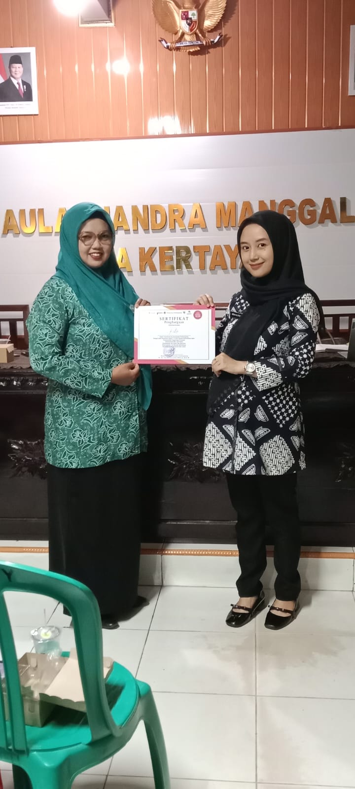 UPTD Puskesmas Sindangagung Serahkan Sertifikat Kader Posyandu Desa Kertayasa