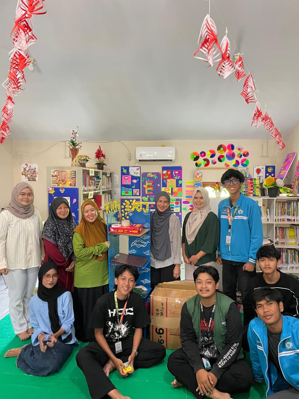 Mahasiswa KKN UGJ Beri Kenang-kenangan Rak Buku untuk Perpusdes Insan Cita di Kertayasa