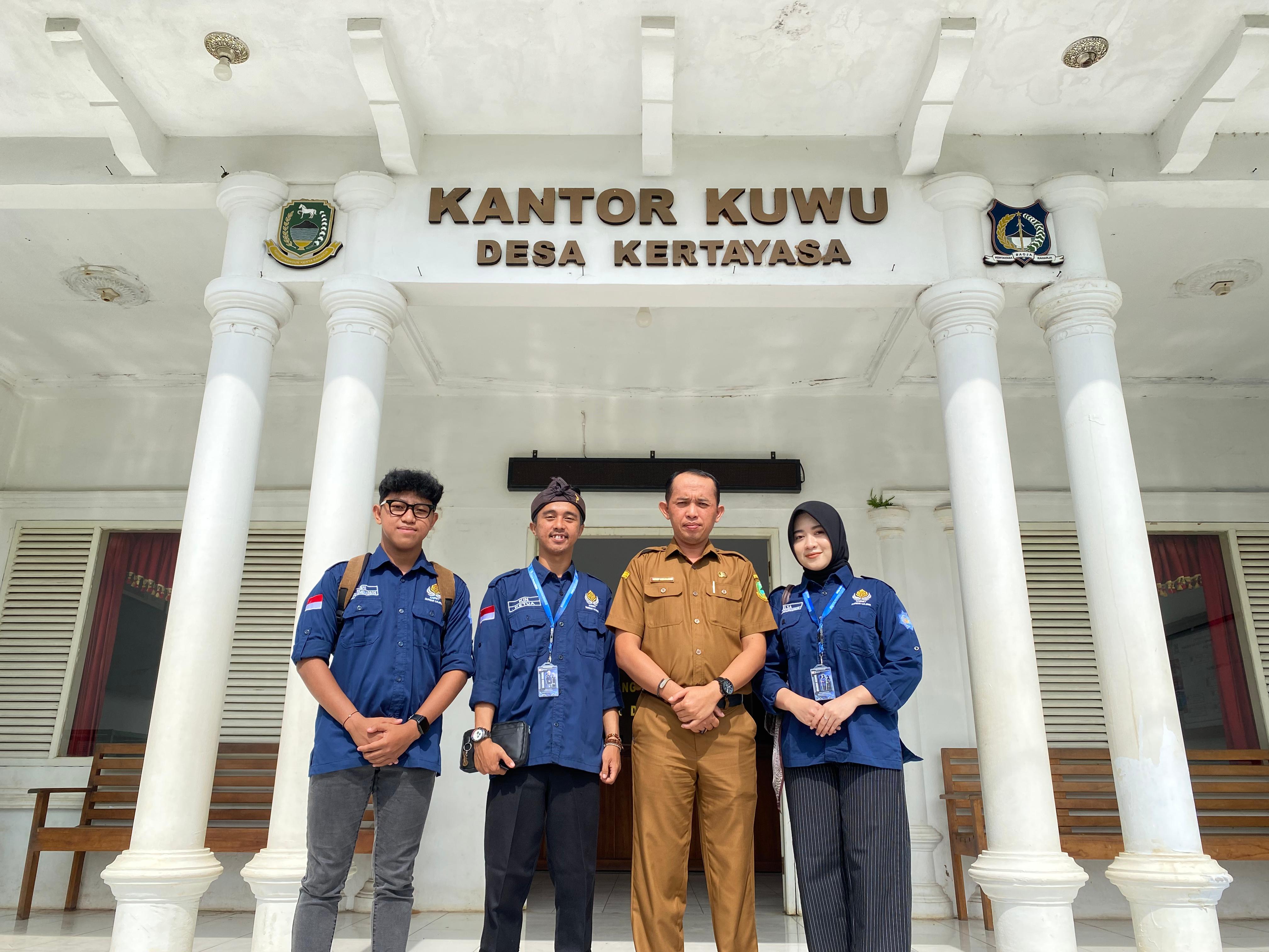 Mahasiswa Universitas Muhammadiyah Kuningan Sambangi Desa Kertayasa, Bahas Isu Hangat dengan Suasana Santai