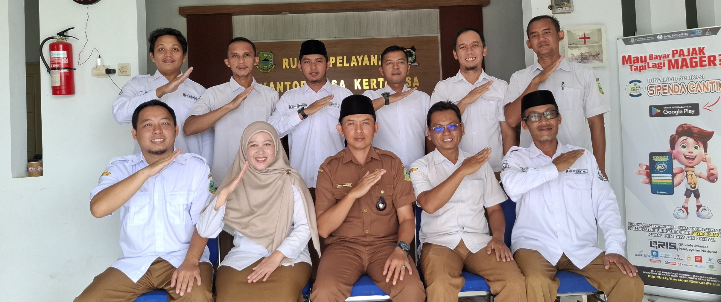 Foto Bersama Pemerintah Desa Kertayasa